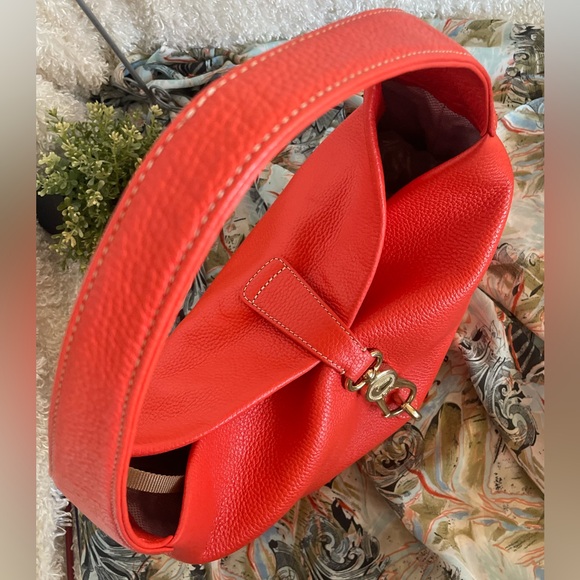 Like New Dooney & Bourke Large Genuine Leather red hobo bag logo lock keychain - Picture 10 of 17